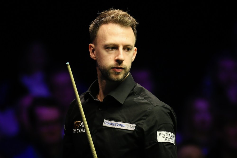 他在接受采 他在接受采